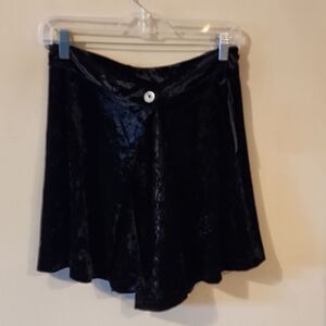 Super cute 😍 Black Tape velvet shorts medium NWT